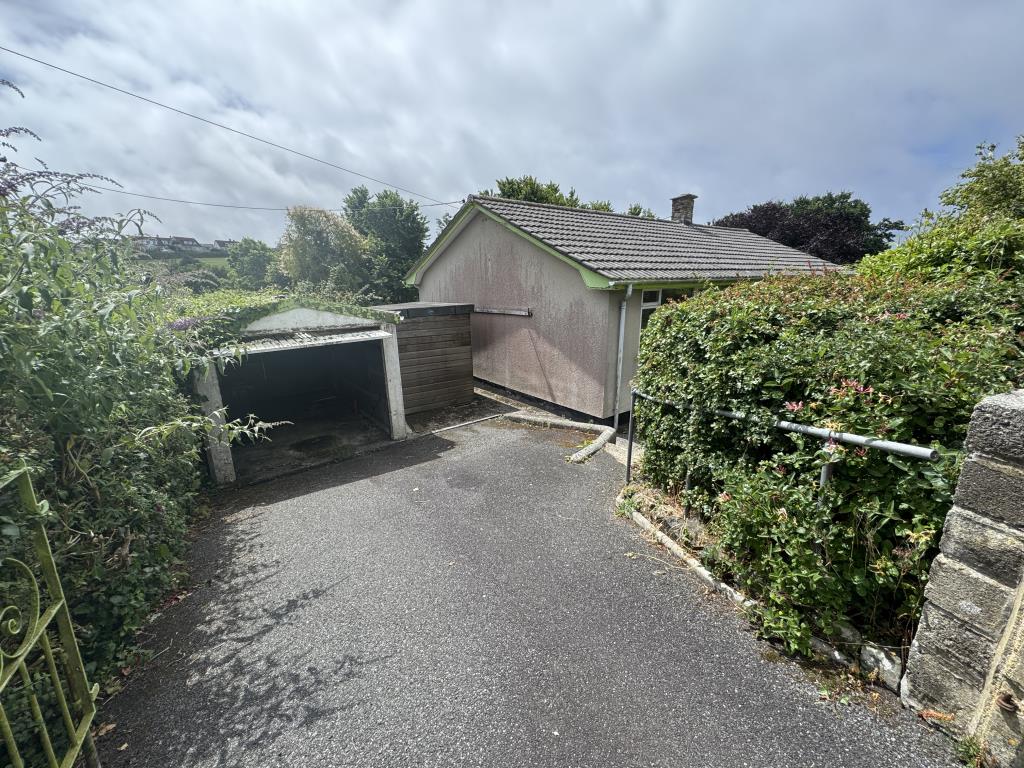 Lot: 17 - DETACHED BUNGALOW FOR IMPROVEMENT - Garage